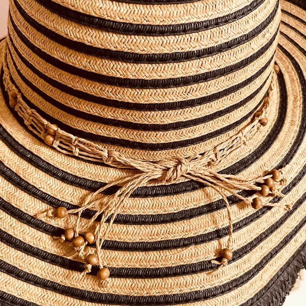 Chapeau En Paille Avec Franges Coloris Noir Et Naturel 4 Chapeau En Paille Avec Franges Coloris Noir Et Naturel – Image 2