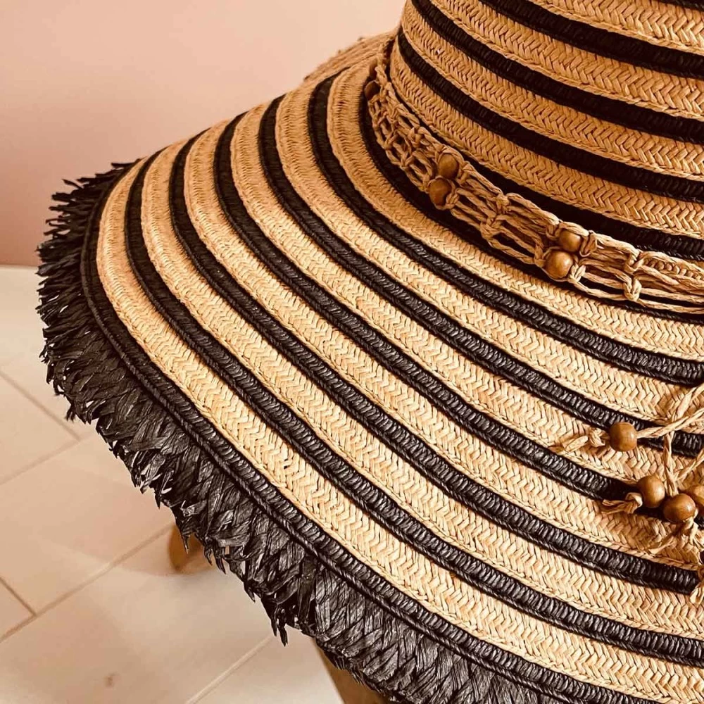 Chapeau En Paille Avec Franges Coloris Noir Et Naturel 6 Chapeau En Paille Avec Franges Coloris Noir Et Naturel – Image 4