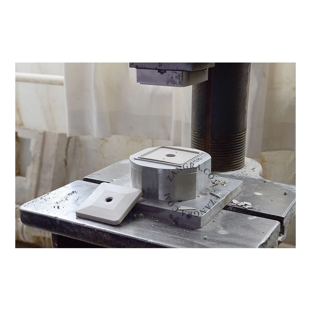 Interrupteur Carré Blanc Et Doré En Porcelaine De Limoges Rétro Chic 4 Interrupteur Carré Blanc Et Doré En Porcelaine De Limoges Rétro Chic – Image 2