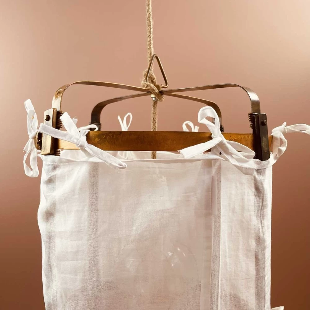 Lanterne Thaïlandaise Métal Et Tissu Blanc Uni M 5 Lanterne Thaïlandaise Métal Et Tissu Blanc Uni M – Image 3