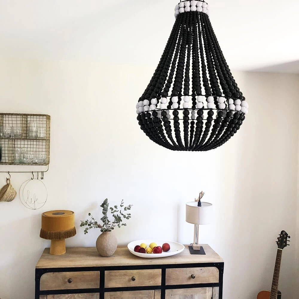 Lustre De Bali Fait Main En Perles De Bois Coloris Noir Et Blanc 4 Lustre De Bali Fait Main En Perles De Bois Coloris Noir Et Blanc – Image 2