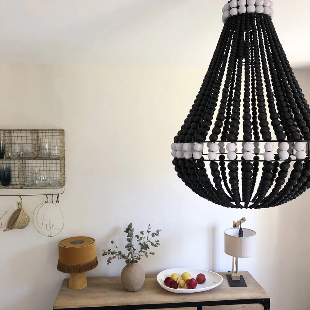 Lustre De Bali Fait Main En Perles De Bois Coloris Noir Et Blanc 3 Lustre De Bali Fait Main En Perles De Bois Coloris Noir Et Blanc