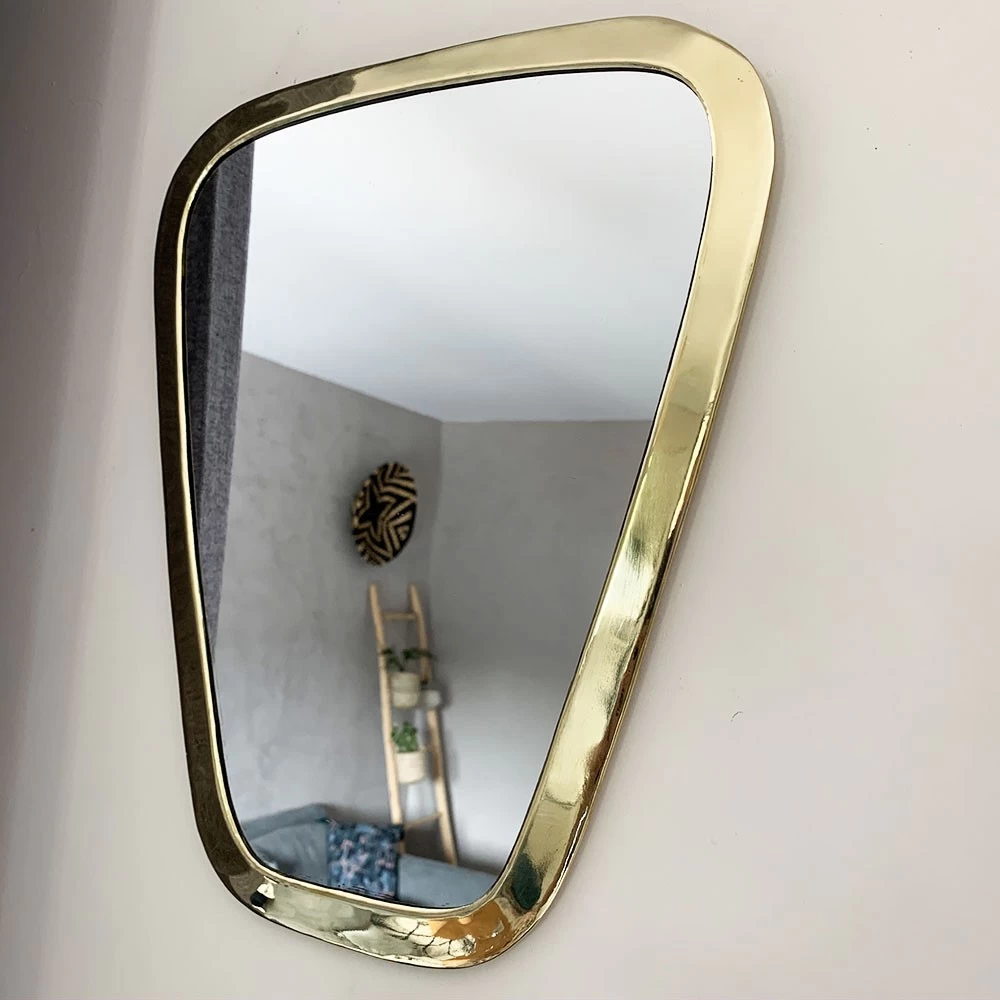 Miroir Artisanal Forme Trapèze En Métal Doré Fait à La Main 8 Miroir Artisanal Forme Trapèze En Métal Doré Fait à La Main – Image 6