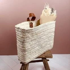 Panier à Suspendre En Palmier Tressé Et Anse En Cuir -Décor Soldes panier a suspendre en palmier tresse et anse en cuir 1