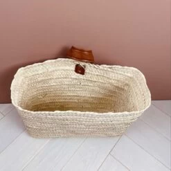 Panier à Suspendre En Palmier Tressé Et Anse En Cuir -Décor Soldes panier a suspendre en palmier tresse et anse en cuir 2