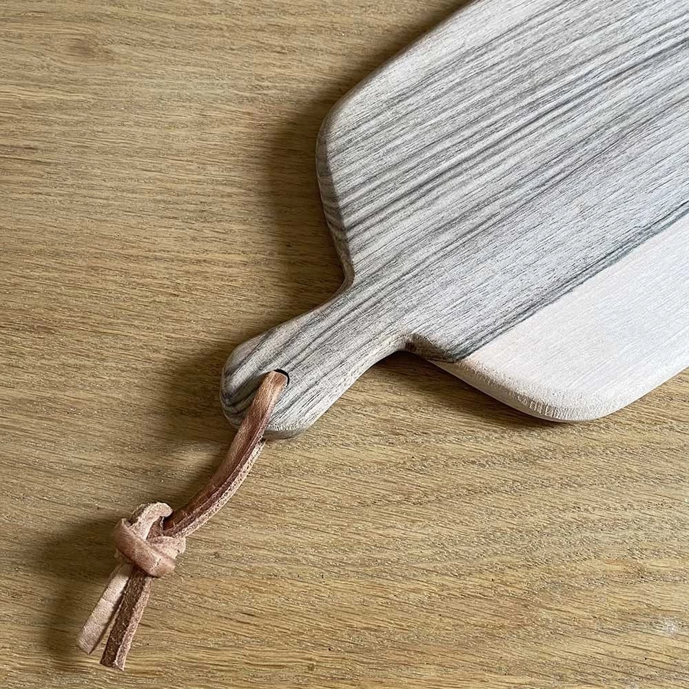 Petite Planche à Découper Rectangulaire En Noyer Lien Cuir 4 Petite Planche à Découper Rectangulaire En Noyer Lien Cuir – Image 2